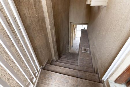 Casa à venda com 110m², 2 quartos e 2 vagasEscada