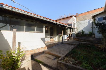 Casa à venda com 300m², 4 quartos e 3 vagas Casa à venda com 300m², 4 quartos e 3 vagasCasa Fundos