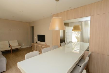 Casa à venda com 300m², 4 quartos e 3 vagas Casa à venda com 300m², 4 quartos e 3 vagasSala de Jantar