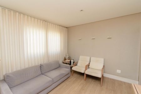 Casa à venda com 300m², 4 quartos e 3 vagas Casa à venda com 300m², 4 quartos e 3 vagasSala