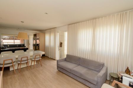 Casa à venda com 300m², 4 quartos e 3 vagas Casa à venda com 300m², 4 quartos e 3 vagasSala