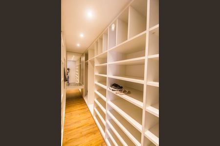 Casa de condomínio à venda com 385m², 4 quartos e 4 vagasCloset da suíte 1