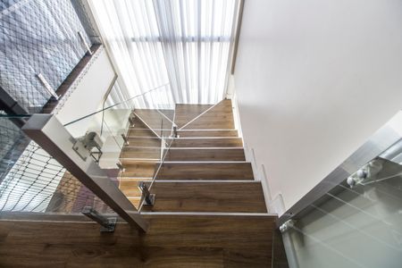 Casa de condomínio à venda com 385m², 4 quartos e 4 vagasEscada