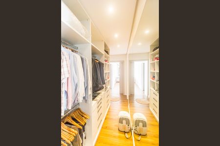 Casa de condomínio à venda com 385m², 4 quartos e 4 vagasCloset da suíte 1