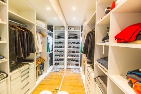 Casa de condomínio à venda com 385m², 4 quartos e 4 vagasCloset da suíte 1