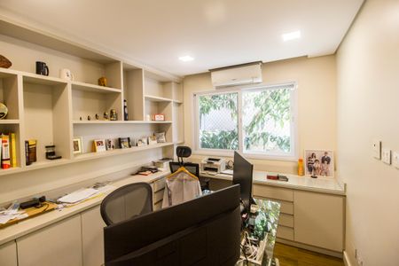 Casa de condomínio à venda com 385m², 4 quartos e 4 vagasEscritório