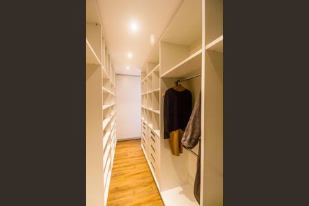 Casa de condomínio à venda com 385m², 4 quartos e 4 vagasCloset da suíte 1