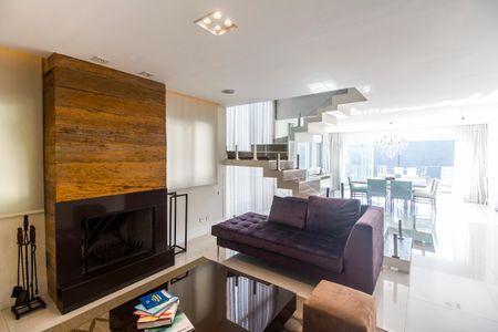 Casa de condomínio à venda com 385m², 4 quartos e 4 vagasSala