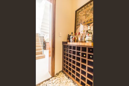 Casa de condomínio à venda com 385m², 4 quartos e 4 vagasAdega