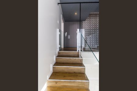 Casa de condomínio à venda com 385m², 4 quartos e 4 vagasEscada