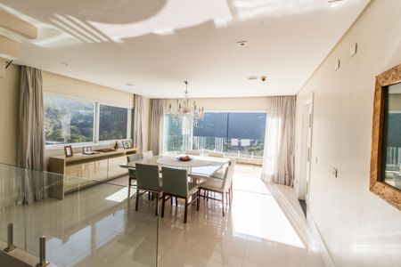 Casa de condomínio à venda com 385m², 4 quartos e 4 vagasSala