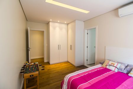 Casa de condomínio à venda com 385m², 4 quartos e 4 vagasSuíte 3