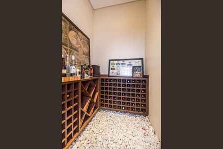 Casa de condomínio à venda com 385m², 4 quartos e 4 vagasAdega