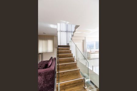 Casa de condomínio à venda com 385m², 4 quartos e 4 vagasEscada