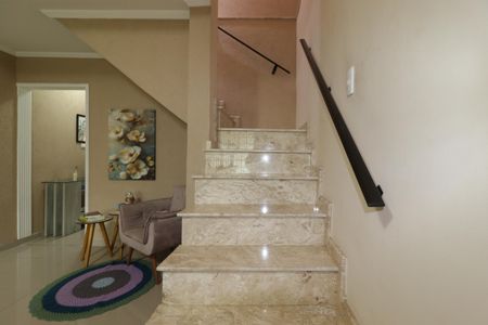 Casa à venda com 208m², 3 quartos e 2 vagasEscada