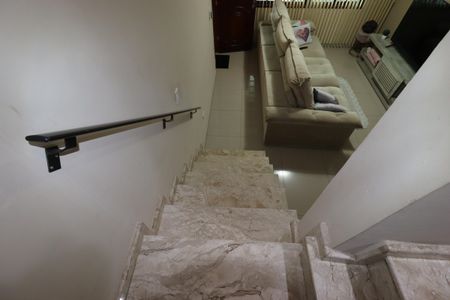 Casa à venda com 208m², 3 quartos e 2 vagasEscada