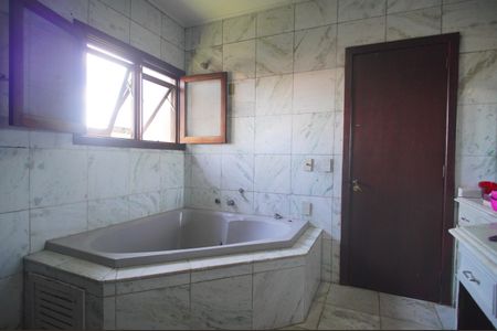 Casa à venda com 594m², 2 quartos e 3 vagasBanheiro da Suíte 2