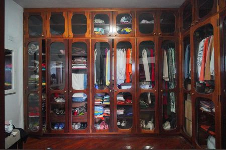 Casa à venda com 594m², 2 quartos e 3 vagasCloset Suíte 2