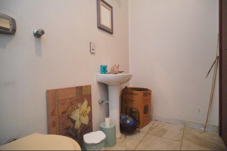 Casa à venda com 594m², 2 quartos e 3 vagasBanheiro de serviço