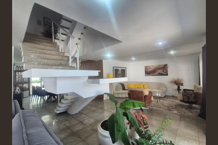 Casa à venda com 600m², 4 quartos e 5 vagasSala