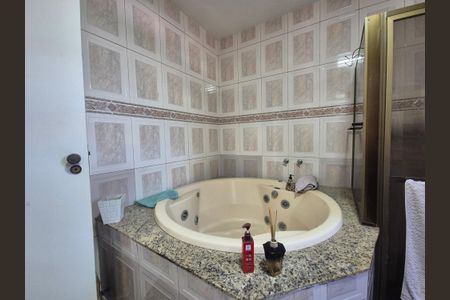 Casa à venda com 600m², 4 quartos e 5 vagasBanheiro da Suíte 2