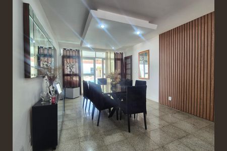 Casa à venda com 600m², 4 quartos e 5 vagasSala