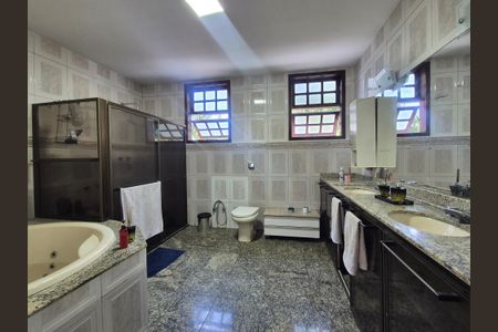 Casa à venda com 600m², 4 quartos e 5 vagasBanheiro da Suíte 2