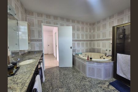 Casa à venda com 600m², 4 quartos e 5 vagasBanheiro da Suíte 2