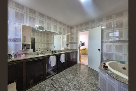 Casa à venda com 600m², 4 quartos e 5 vagasBanheiro da Suíte 2