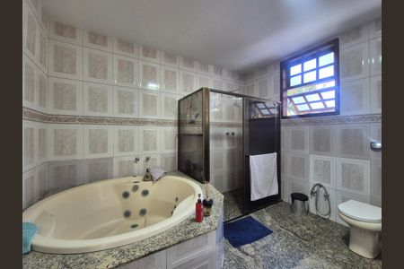 Casa à venda com 600m², 4 quartos e 5 vagasBanheiro da Suíte 2