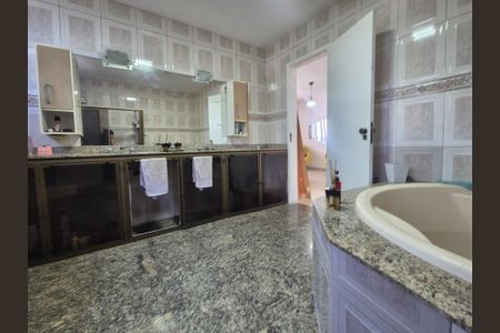 Casa à venda com 600m², 4 quartos e 5 vagasBanheiro da Suíte 2