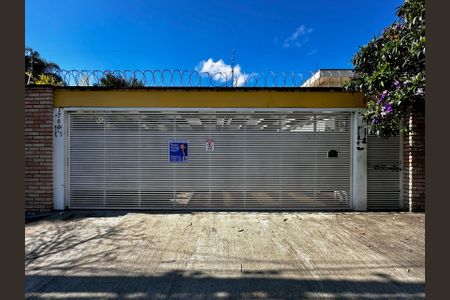 Casa para alugar com 400m², 4 quartos e 4 vagas Casa para alugar com 400m², 4 quartos e 4 vagasFachada