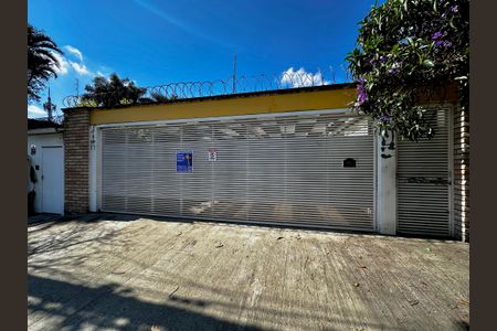 Casa para alugar com 400m², 4 quartos e 4 vagas Casa para alugar com 400m², 4 quartos e 4 vagasFachada