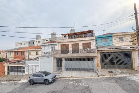 Casa à venda com 200m², 2 quartos e 3 vagas Casa à venda com 200m², 2 quartos e 3 vagasFachada