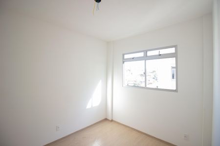 Quarto 2 de apartamento à venda com 2 quartos, 47m² em Chácaras Califórnia, Contagem