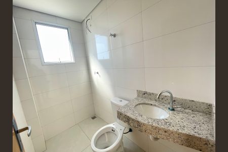 Banheiro social de apartamento à venda com 2 quartos, 49m² em Santa Monica, Belo Horizonte