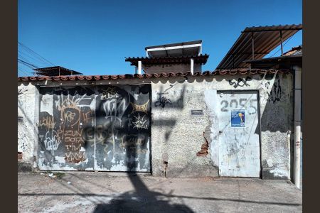 Casa à venda com 100m², 5 quartos e 3 vagas Casa à venda com 100m², 5 quartos e 3 vagasFachada