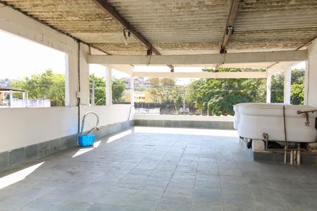 Casa à venda com 100m², 5 quartos e 3 vagas Casa à venda com 100m², 5 quartos e 3 vagasTerraço