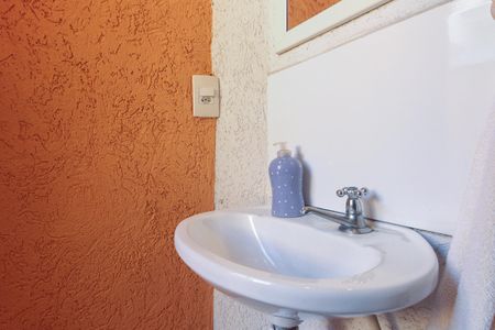 Casa de condomínio à venda com 80m², 2 quartos e 1 vagaÁrea de Serviço - Banheiro de Serviço