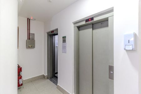 Apartamento à venda com 75m², 2 quartos e sem vagaElevadores