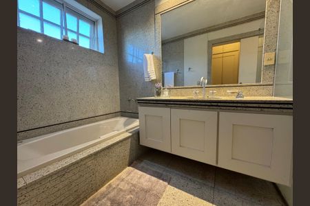 Casa à venda com 2000m², 4 quartos e 10 vagasBanheiro 4