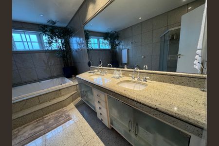 Casa à venda com 2000m², 4 quartos e 10 vagasBanheiro 1