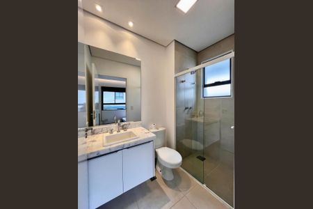 Casa de condomínio para alugar com 200m², 3 quartos e 4 vagasBanheiro da Suíte 2