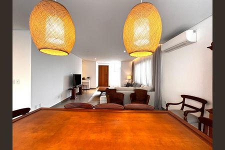 Casa de condomínio para alugar com 200m², 3 quartos e 4 vagasSala