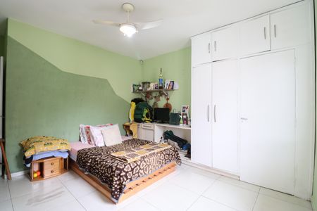 Casa à venda com 200m², 3 quartos e 2 vagasSuíte