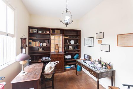 Casa à venda com 250m², 4 quartos e 1 vaga Casa à venda com 250m², 4 quartos e 1 vagaEscritório