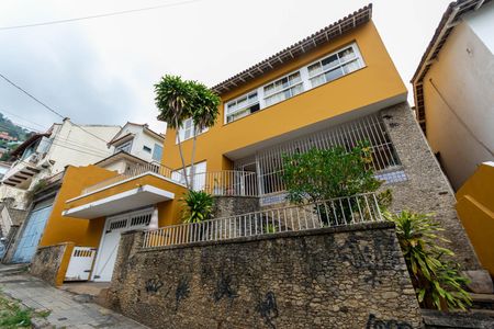 Casa à venda com 250m², 4 quartos e 1 vaga Casa à venda com 250m², 4 quartos e 1 vagaFachada