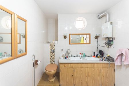 Casa à venda com 250m², 4 quartos e 1 vaga Casa à venda com 250m², 4 quartos e 1 vagaBanheiro