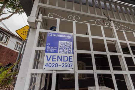 Casa à venda com 230m², 3 quartos e 2 vagas Casa à venda com 230m², 3 quartos e 2 vagasFachada