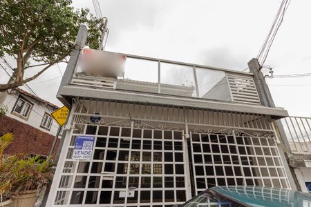 Casa à venda com 230m², 3 quartos e 2 vagas Casa à venda com 230m², 3 quartos e 2 vagasFachada